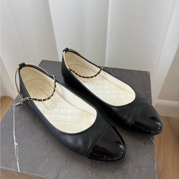 CHANEL Black Leather Cap-Toe Ballet Flats with Gold Chain Ankle Charm - Picture 2 of 9